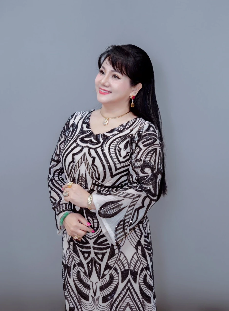 'Nữ hoàng rock' mua vàng để giữ tiền cát sê, bí quyết giữ sức khỏe tuổi 62