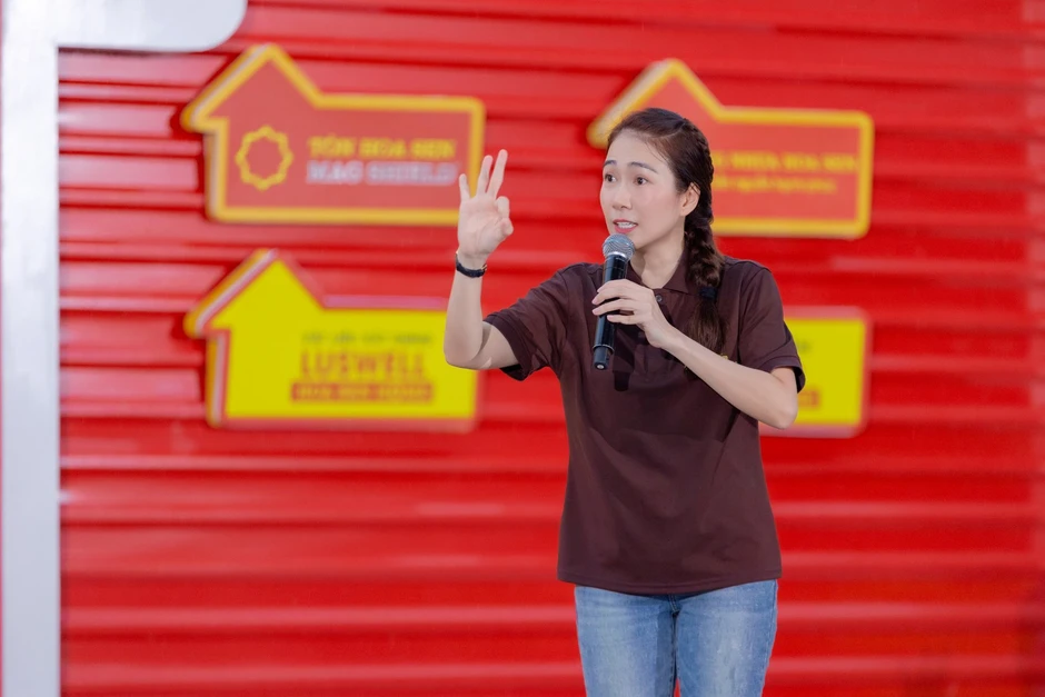 Nữ MC nổi tiềng miền Nam cầm hàng chục triệu đi quay, bị nói hay đi xin tiền Nữ MC nổi tiềng miền Nam cầm hàng chục triệu đi quay, bị nói hay đi xin tiền