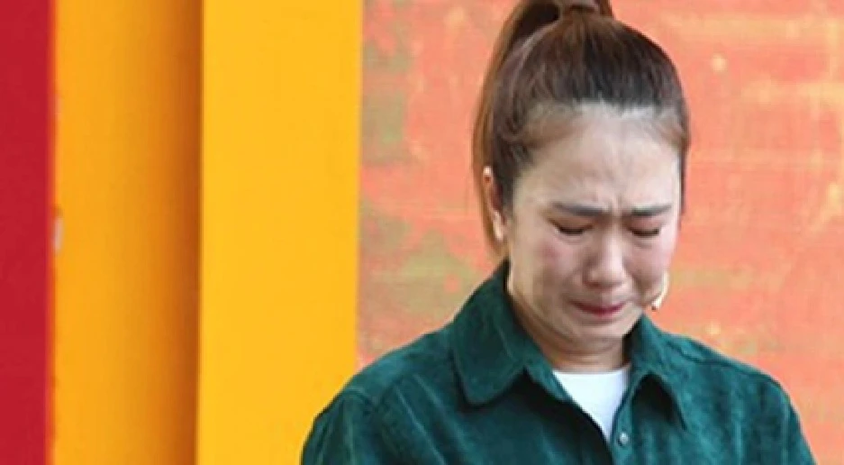 Nữ MC nổi tiềng miền Nam cầm hàng chục triệu đi quay, bị nói hay đi xin tiền Nữ MC nổi tiềng miền Nam cầm hàng chục triệu đi quay, bị nói hay đi xin tiền