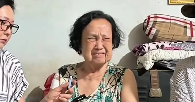 Nữ nghệ sĩ bật khóc nức nở: "Trong người tôi không có nổi 10 ngàn" Nữ nghệ sĩ bật khóc nức nở: "Trong người tôi không có nổi 10 ngàn"