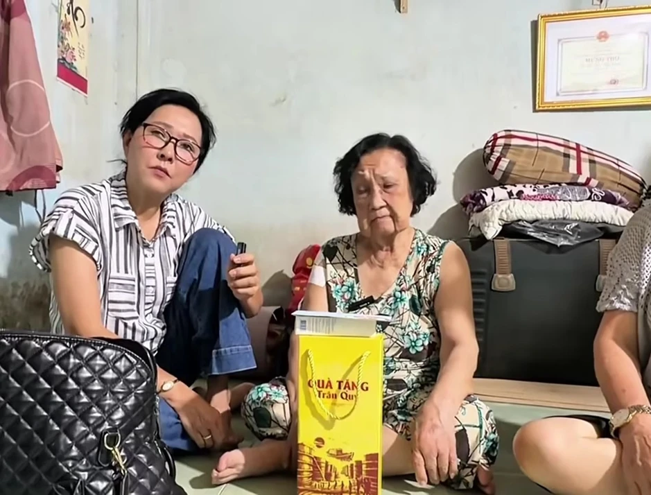 Nữ nghệ sĩ bật khóc nức nở: "Trong người tôi không có nổi 10 ngàn" Nữ nghệ sĩ bật khóc nức nở: "Trong người tôi không có nổi 10 ngàn"