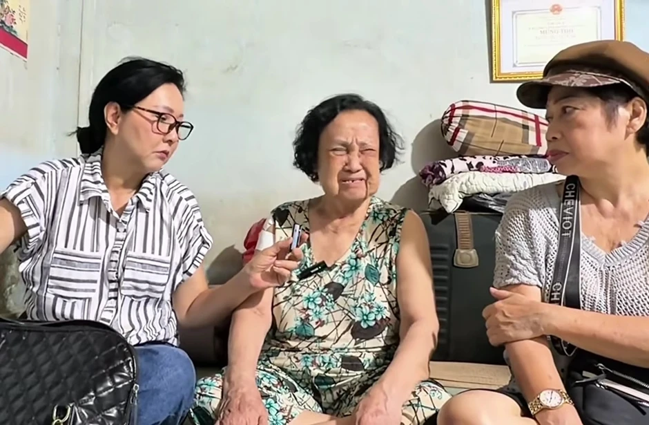 Nữ nghệ sĩ bật khóc nức nở: "Trong người tôi không có nổi 10 ngàn" Nữ nghệ sĩ bật khóc nức nở: "Trong người tôi không có nổi 10 ngàn"