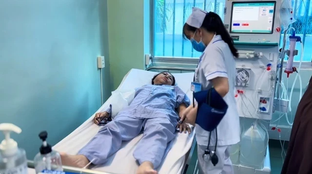 Nữ nghệ sĩ đình đám bỏ TP.HCM về đi bán đồ ăn ở Kon Tum Nữ nghệ sĩ đình đám bỏ TP.HCM về đi bán đồ ăn ở Kon Tum
