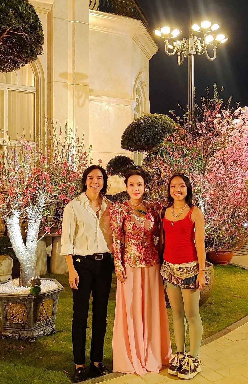 Nữ nghệ sĩ đình đám đi bán bánh ở đường Vĩnh Viễn, TP.HCM Nữ nghệ sĩ đình đám đi bán bánh ở đường Vĩnh Viễn, TP.HCM