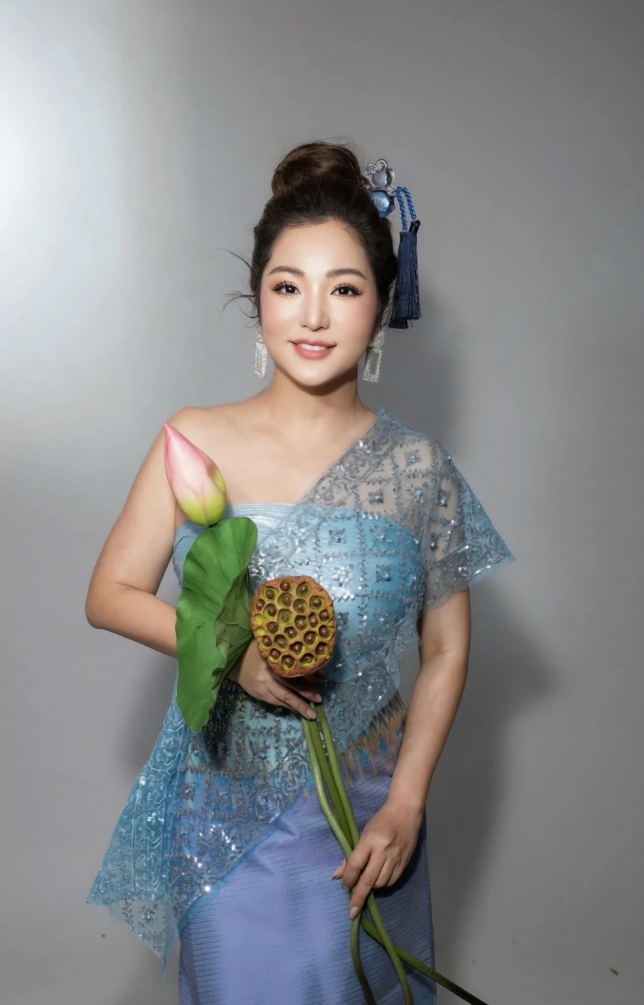 Nữ nghệ sĩ là mẹ đơn thân rời showbiz Việt sang Mỹ định cư: "Có những nỗi niềm đau thấu tâm can" Nữ nghệ sĩ là mẹ đơn thân rời showbiz Việt sang Mỹ định cư: "Có những nỗi niềm đau thấu tâm can"