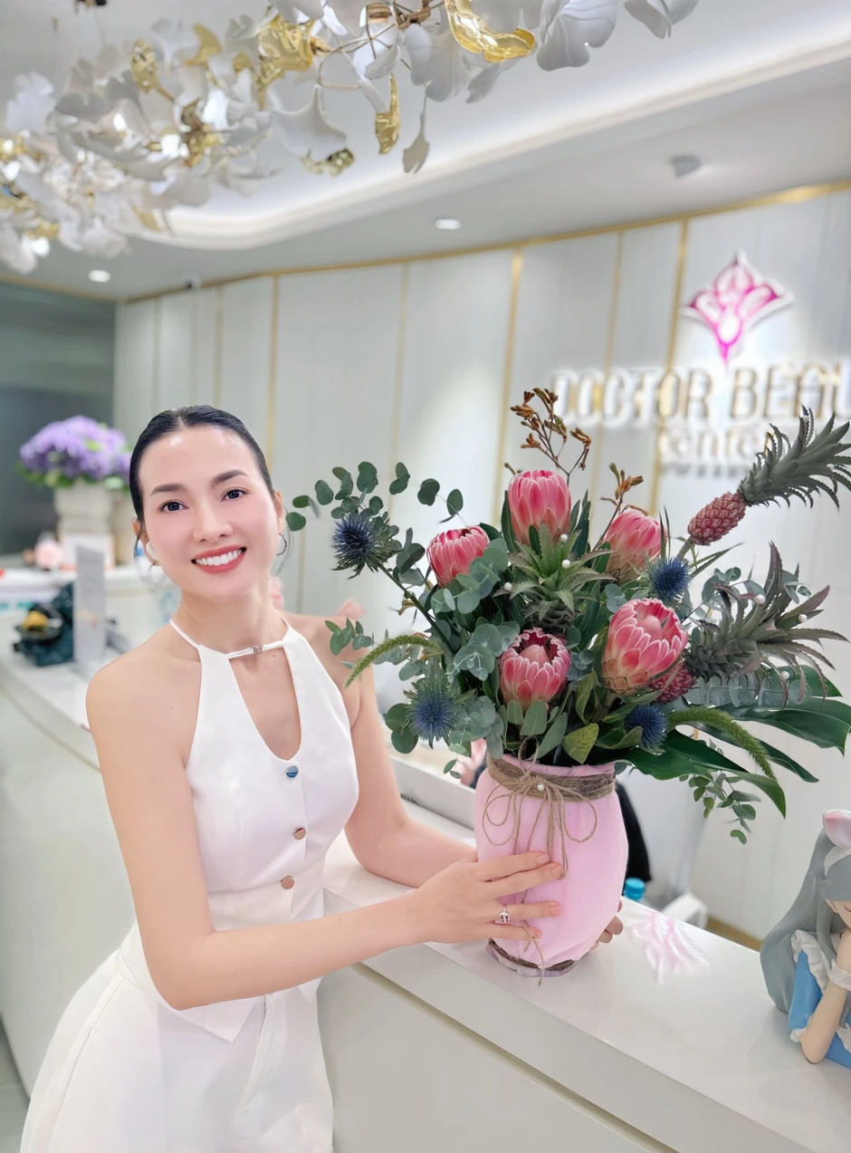 Nữ nghệ sĩ là mẹ đơn thân, U45 vẫn đẹp rực rỡ, có bạn trai yêu mến nhưng không cưới Nữ nghệ sĩ là mẹ đơn thân, U45 vẫn đẹp rực rỡ, có bạn trai yêu mến nhưng không cưới