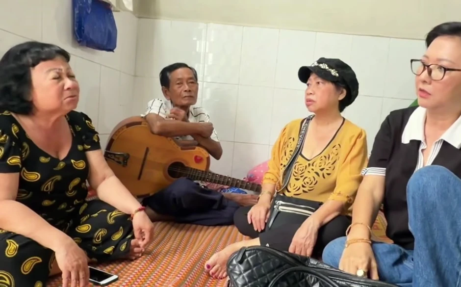 Nữ nghệ sĩ miền Nam đi bán vé số, con gái mắc bệnh, phải ở trọ cực khổ Nữ nghệ sĩ miền Nam đi bán vé số, con gái mắc bệnh, phải ở trọ cực khổ