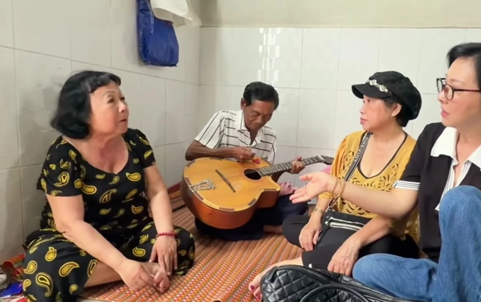Nữ nghệ sĩ miền Nam đi bán vé số, con gái mắc bệnh, phải ở trọ cực khổ Nữ nghệ sĩ miền Nam đi bán vé số, con gái mắc bệnh, phải ở trọ cực khổ