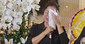 Nữ nghệ sĩ ở Mỹ bật khóc nức nở: "Mẹ tôi nói 1 câu cay đắng"