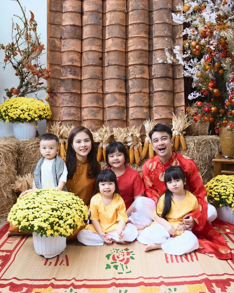 Nữ nghệ sĩ quê Tiền Giang lấy đại gia, sinh 4 con: Anh đi ra đi vào, ôm miết thôi! Nữ nghệ sĩ quê Tiền Giang lấy đại gia, sinh 4 con: Anh đi ra đi vào, ôm miết thôi!