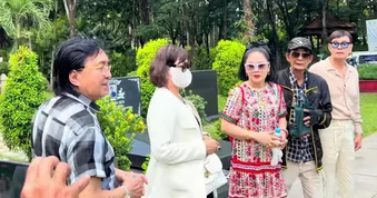 Nữ nghệ sĩ U80 tới mộ NSND Thanh Kim Huệ: "Tôi là vợ bé đây"