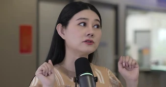 Nữ NSND miền Nam đi hát, khán giả kẹp tiền vào quạt ném thẳng lên