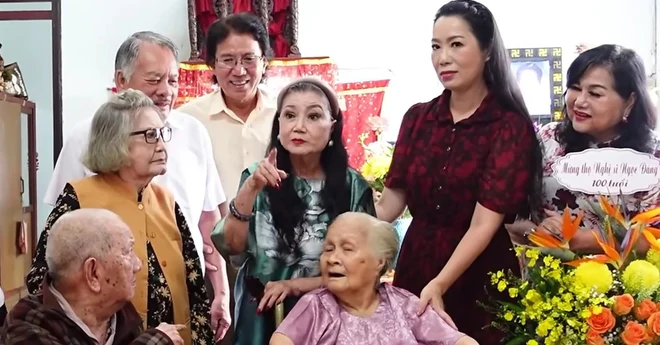 Nữ NSND quyền lực miền Nam dù 89 tuổi vẫn đích thân đi thăm đàn chị U100 Nữ NSND quyền lực miền Nam dù 89 tuổi vẫn đích thân đi thăm đàn chị U100