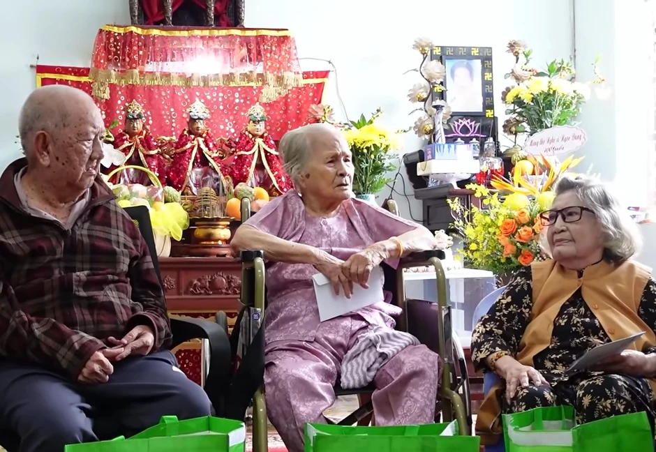 Nữ NSND quyền lực miền Nam dù 89 tuổi vẫn đích thân đi thăm đàn chị U100 Nữ NSND quyền lực miền Nam dù 89 tuổi vẫn đích thân đi thăm đàn chị U100