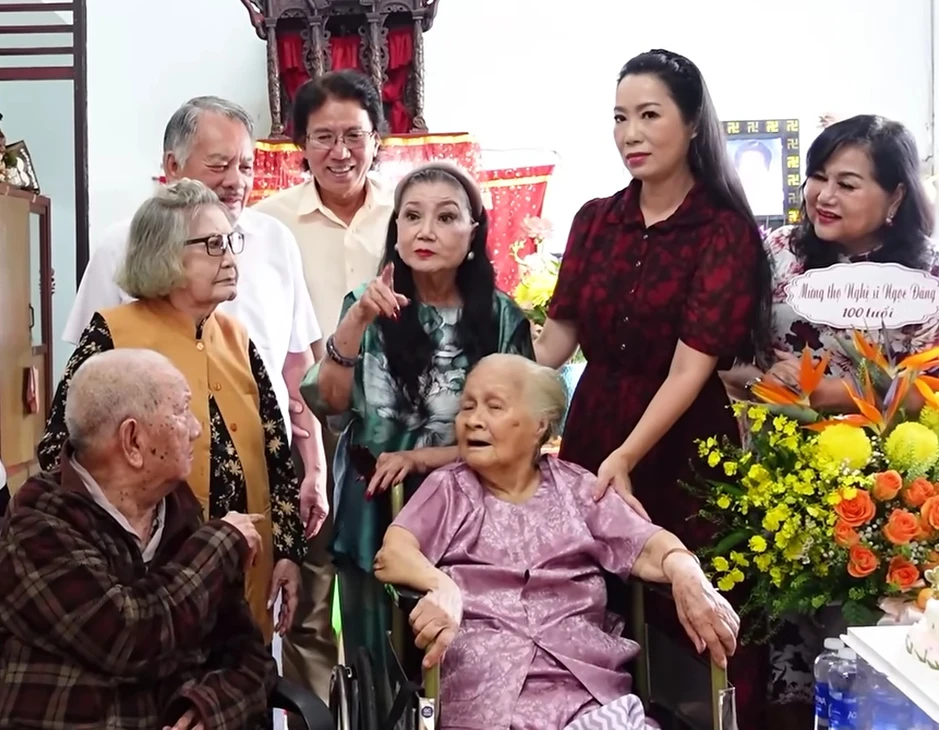 Nữ NSND quyền lực miền Nam dù 89 tuổi vẫn đích thân đi thăm đàn chị U100 Nữ NSND quyền lực miền Nam dù 89 tuổi vẫn đích thân đi thăm đàn chị U100