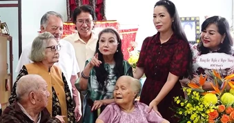 Nữ NSND quyền lực miền Nam dù 89 tuổi vẫn đích thân đi thăm đàn chị U100