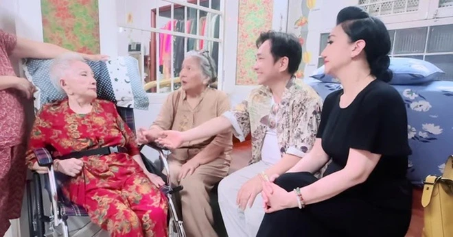 Nữ NSND từ Mỹ về Việt Nam sau 14 năm cùng đàn em làm 1 việc Nữ NSND từ Mỹ về Việt Nam sau 14 năm cùng đàn em làm 1 việc