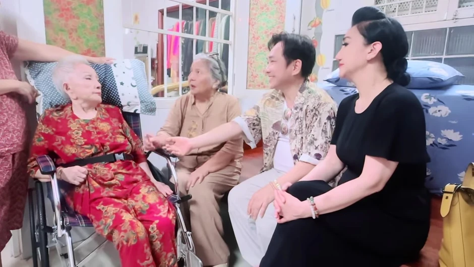 Nữ NSND từ Mỹ về Việt Nam sau 14 năm cùng đàn em làm 1 việc Nữ NSND từ Mỹ về Việt Nam sau 14 năm cùng đàn em làm 1 việc