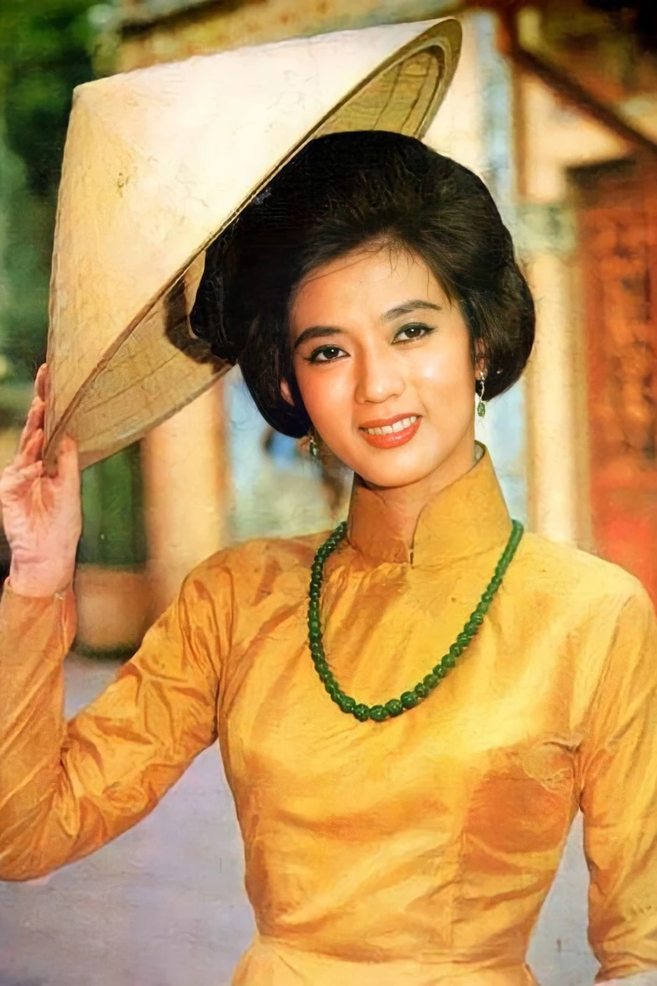Nữ NSƯT miền Nam đang diễn bị quăng lựu đạn lên sân khấu: "Xe cứu thương đầy đường" Nữ NSƯT miền Nam đang diễn bị quăng lựu đạn lên sân khấu: "Xe cứu thương đầy đường"