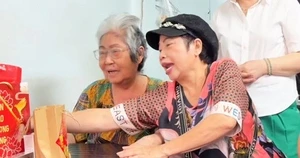 Nữ NSƯT từ Mỹ về bật khóc nức nở: "Con hết sức rồi!" Nữ NSƯT từ Mỹ về bật khóc nức nở: "Con hết sức rồi!"