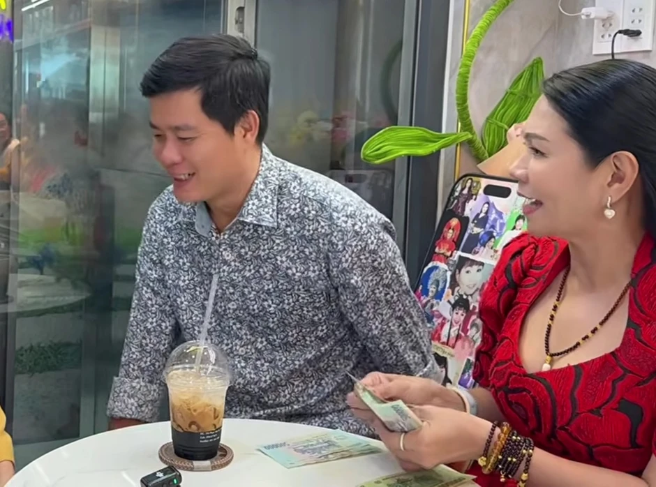 Nữ NSƯT từ Mỹ về cầm một xấp tiền đưa cho "ông trùm" SN 1984 Nữ NSƯT từ Mỹ về cầm một xấp tiền đưa cho "ông trùm" SN 1984