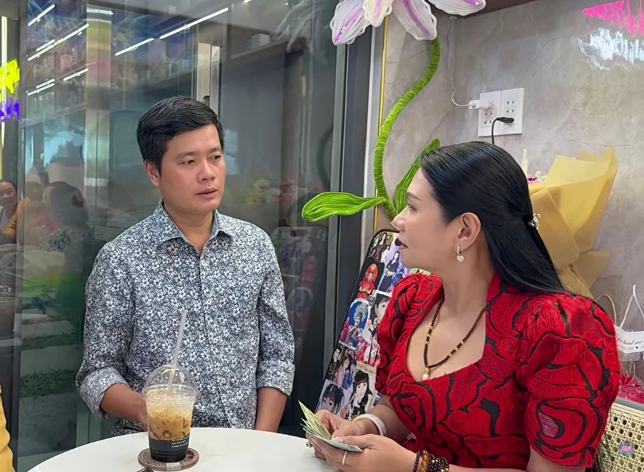 Nữ NSƯT từ Mỹ về cầm một xấp tiền đưa cho "ông trùm" SN 1984 Nữ NSƯT từ Mỹ về cầm một xấp tiền đưa cho "ông trùm" SN 1984