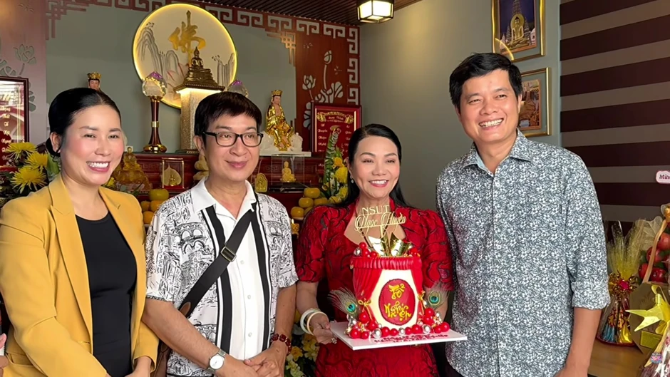 Nữ NSƯT từ Mỹ về làm tiệc đãi hơn 300 người Nữ NSƯT từ Mỹ về làm tiệc đãi hơn 300 người