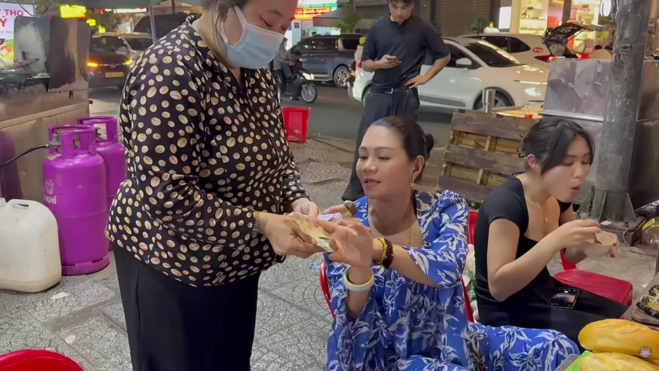Nữ NSƯT từ Mỹ về: Phải mượn tiền để làm từ thiện ngay tại vỉa hè Nữ NSƯT từ Mỹ về: Phải mượn tiền để làm từ thiện ngay tại vỉa hè