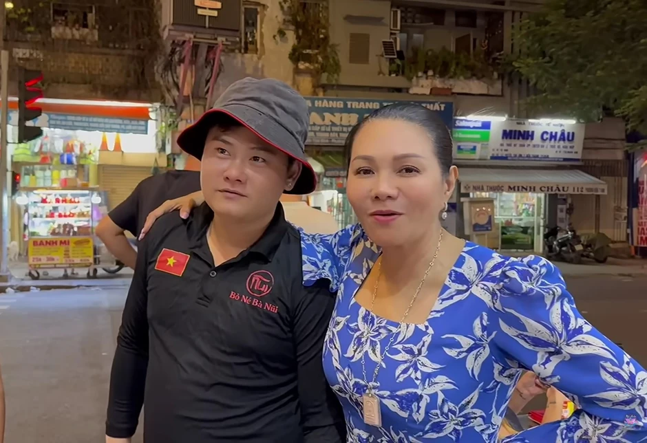 Nữ NSƯT từ Mỹ về: Phải mượn tiền để làm từ thiện ngay tại vỉa hè Nữ NSƯT từ Mỹ về: Phải mượn tiền để làm từ thiện ngay tại vỉa hè