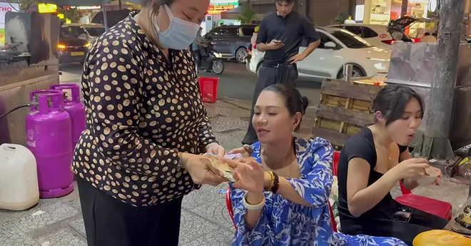 Nữ NSƯT từ Mỹ về: Phải mượn tiền để làm từ thiện ngay tại vỉa hè Nữ NSƯT từ Mỹ về: Phải mượn tiền để làm từ thiện ngay tại vỉa hè