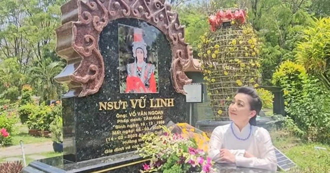 Nữ NSƯT từ Mỹ về thăm mộ Vũ Linh, quỳ bên mộ nói 1 điều Nữ NSƯT từ Mỹ về thăm mộ Vũ Linh, quỳ bên mộ nói 1 điều