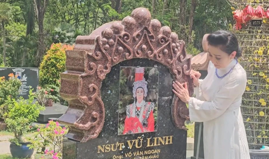 Nữ NSƯT từ Mỹ về thăm mộ Vũ Linh, quỳ bên mộ nói 1 điều Nữ NSƯT từ Mỹ về thăm mộ Vũ Linh, quỳ bên mộ nói 1 điều