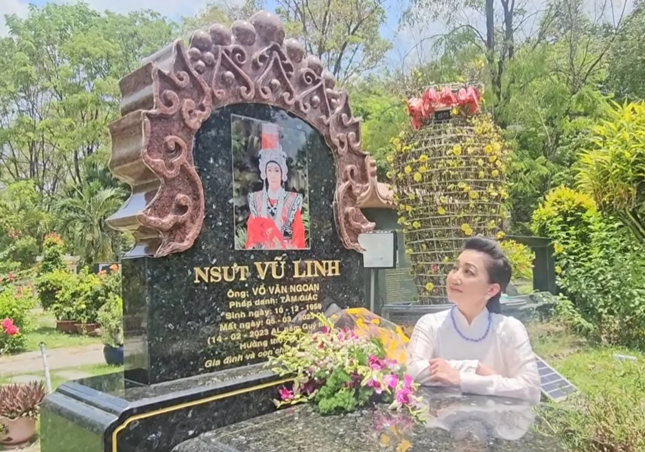 Nữ NSƯT từ Mỹ về thăm mộ Vũ Linh, quỳ bên mộ nói 1 điều Nữ NSƯT từ Mỹ về thăm mộ Vũ Linh, quỳ bên mộ nói 1 điều