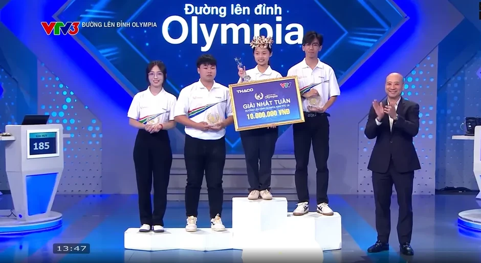 Nữ sinh Chuyên Chu Văn An (Hà Nộ) giành vòng nguyệt quế Đường lên đỉnh Olympia Nữ sinh Chuyên Chu Văn An (Hà Nộ) giành vòng nguyệt quế Đường lên đỉnh Olympia