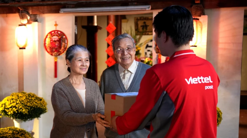 Ông bố sững người trước câu hỏi của con gái trong phim Tết của Tập đoàn Viettel Ông bố sững người trước câu hỏi của con gái trong phim Tết của Tập đoàn Viettel