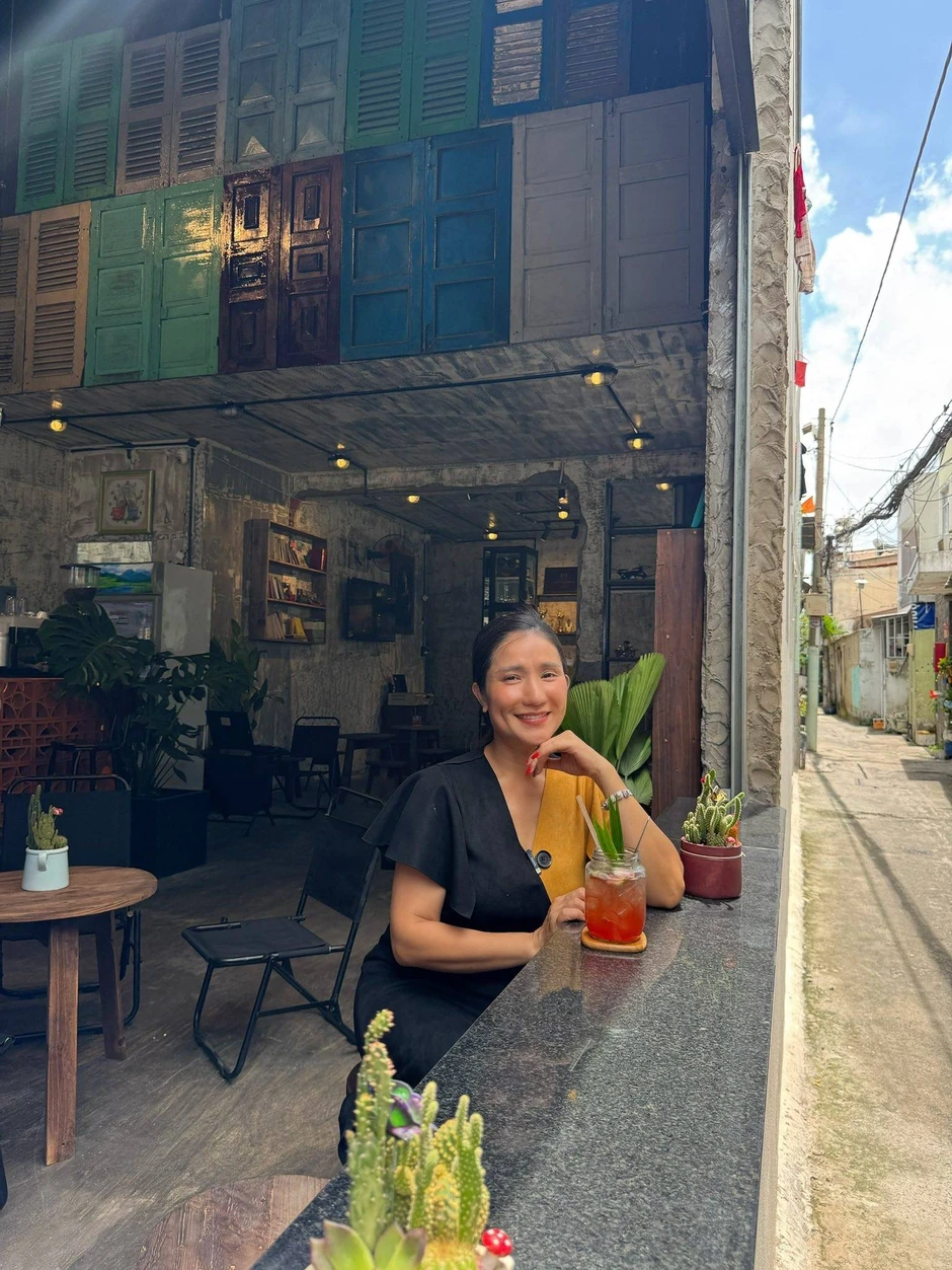 Ông hoàng, bà hoàng đình đám showbiz Việt một thời: Đi bán cafe, là cha, mẹ đơn thân Ông hoàng, bà hoàng đình đám showbiz Việt một thời: Đi bán cafe, là cha, mẹ đơn thân