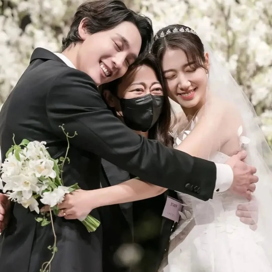 Park Shin Hye mang thai con thứ 2 sau 4 năm cưới tài tử tai tiếng