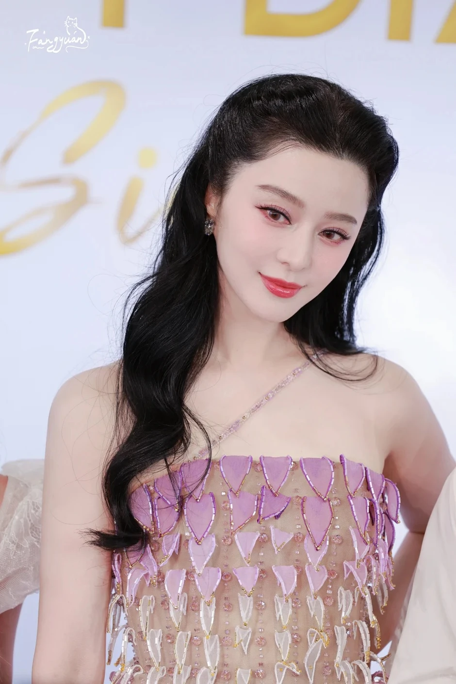 Phạm Băng Băng đi bán mặt nạ ở siêu thị: Nhan sắc thật khiến đám đông tròn mắt, đứng hình kinh ngạc Phạm Băng Băng đi bán mặt nạ ở siêu thị: Nhan sắc thật khiến đám đông tròn mắt, đứng hình kinh ngạc