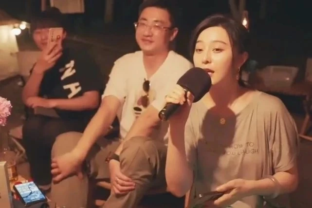 Phạm Băng Băng hẹn hò đạo diễn U60, bị soi khoảnh khắc thân mật kè kè bên nhau tại sự kiện? Phạm Băng Băng hẹn hò đạo diễn U60, bị soi khoảnh khắc thân mật kè kè bên nhau tại sự kiện?