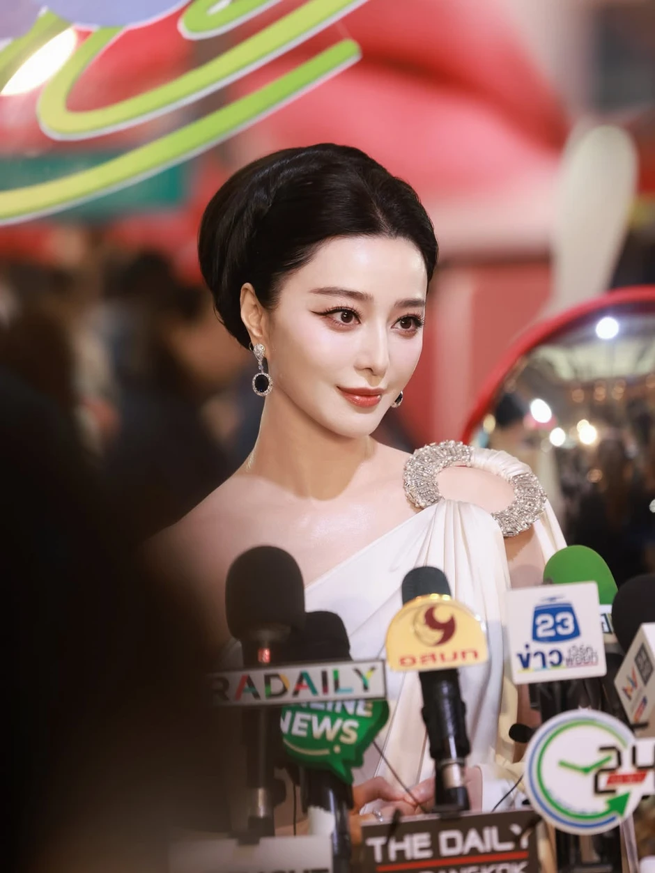 Phạm Băng Băng tuổi 45 gây náo động sự kiện, được truyền thông vây kín Phạm Băng Băng tuổi 45 gây náo động sự kiện, được truyền thông vây kín