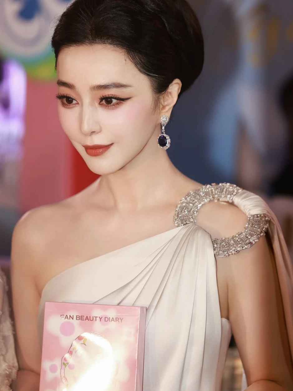 Phạm Băng Băng tuổi 45 gây náo động sự kiện, được truyền thông vây kín Phạm Băng Băng tuổi 45 gây náo động sự kiện, được truyền thông vây kín