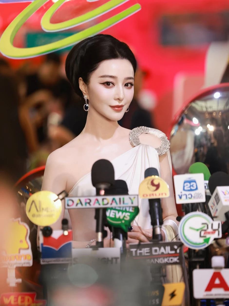 Phạm Băng Băng tuổi 45 gây náo động sự kiện, được truyền thông vây kín Phạm Băng Băng tuổi 45 gây náo động sự kiện, được truyền thông vây kín
