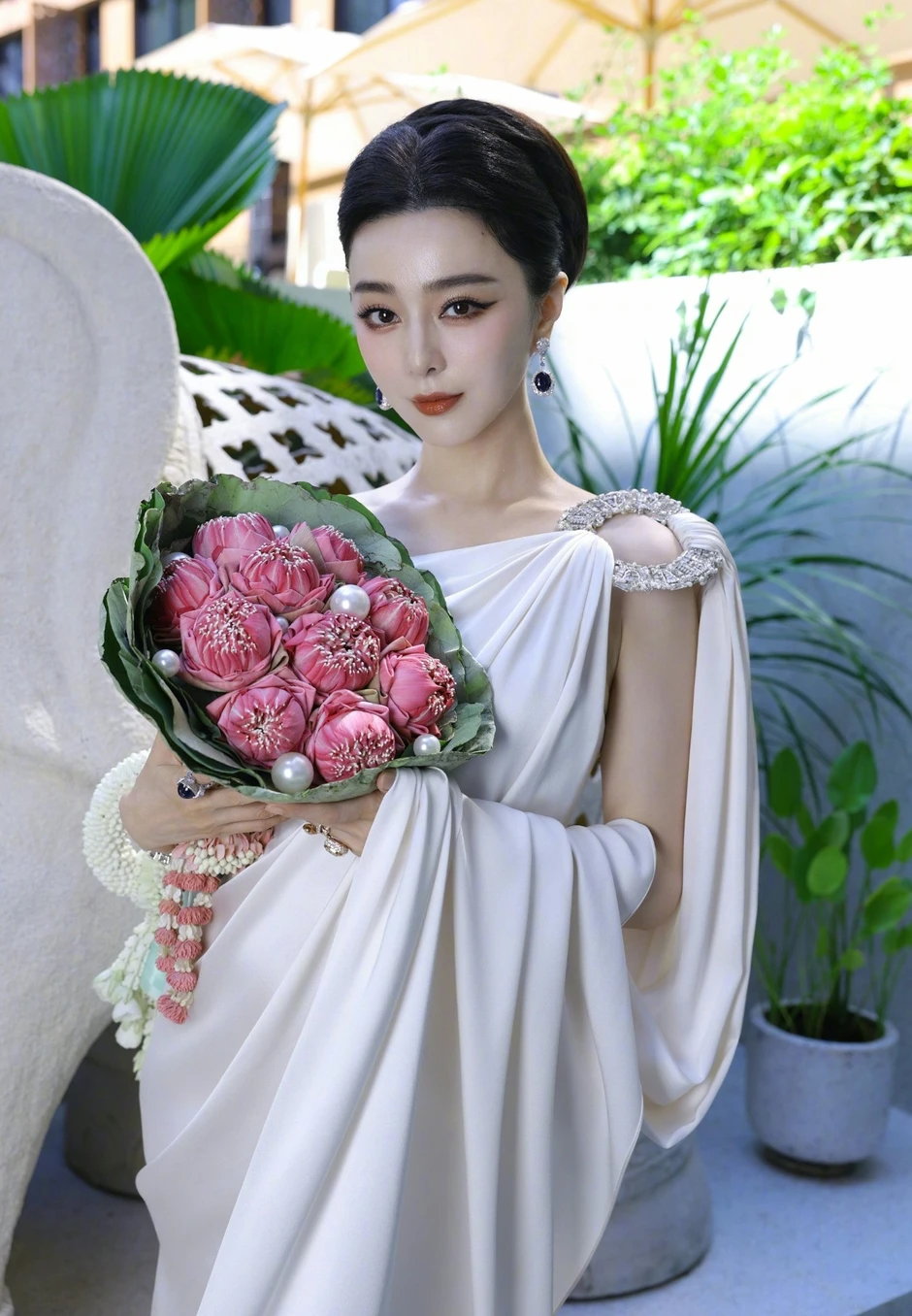 Phạm Băng Băng tuổi 45 gây náo động sự kiện, được truyền thông vây kín Phạm Băng Băng tuổi 45 gây náo động sự kiện, được truyền thông vây kín
