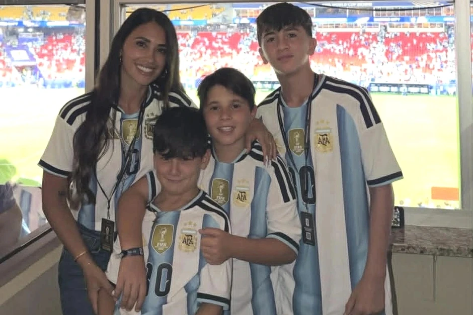 Phản ứng dễ thương của các con Messi khi bố lập hat-trick gây sốt Phản ứng dễ thương của các con Messi khi bố lập hat-trick gây sốt