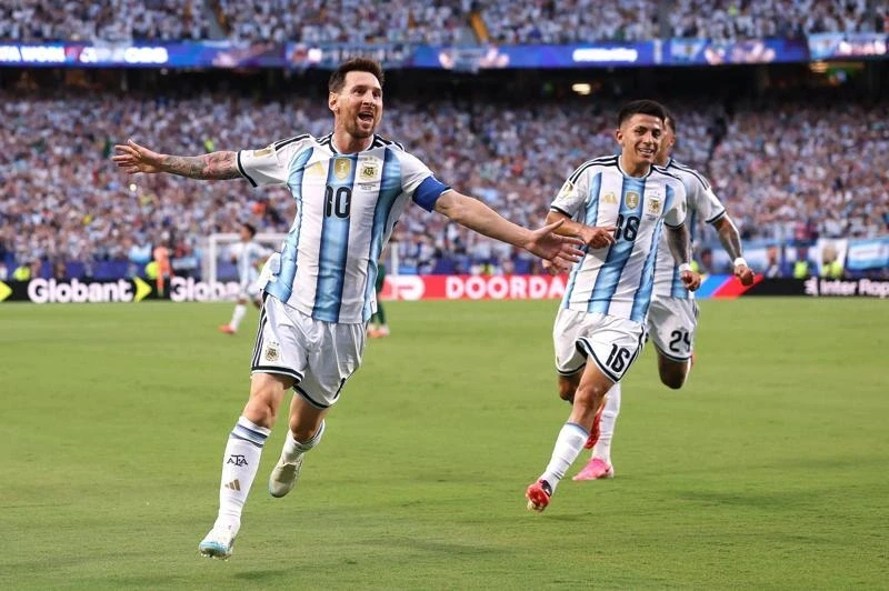 Phản ứng dễ thương của các con Messi khi bố lập hat-trick gây sốt Phản ứng dễ thương của các con Messi khi bố lập hat-trick gây sốt