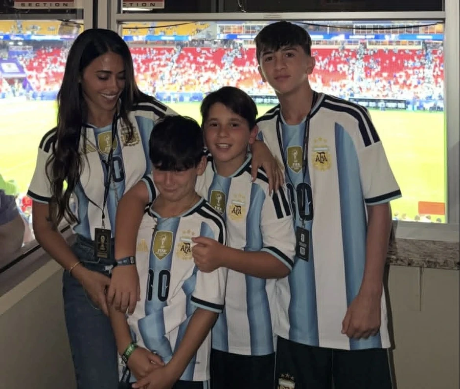 Phản ứng dễ thương của các con Messi khi bố lập hat-trick gây sốt Phản ứng dễ thương của các con Messi khi bố lập hat-trick gây sốt