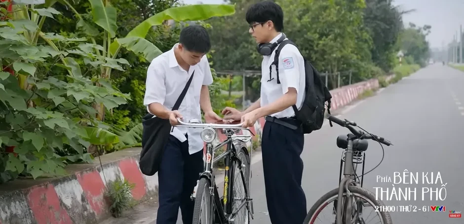Phía bên kia thành phố - Tập 1: Khuê bị bạn bè chặn đường bắt nạt Phía bên kia thành phố - Tập 1: Khuê bị bạn bè chặn đường bắt nạt