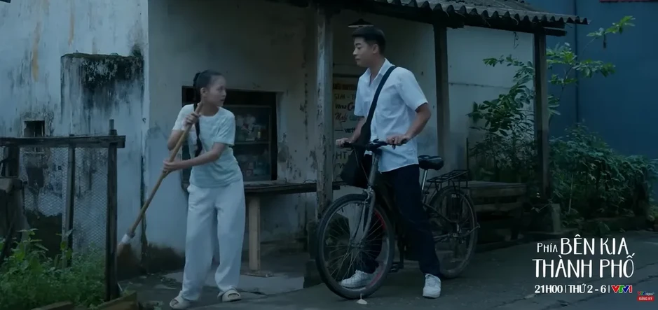 Phía bên kia thành phố - Tập 1: Khuê bị bạn bè chặn đường bắt nạt Phía bên kia thành phố - Tập 1: Khuê bị bạn bè chặn đường bắt nạt