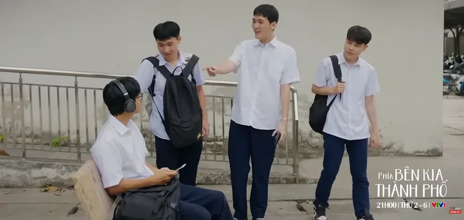 Phía bên kia thành phố - Tập 1: Khuê bị bạn bè chặn đường bắt nạt Phía bên kia thành phố - Tập 1: Khuê bị bạn bè chặn đường bắt nạt