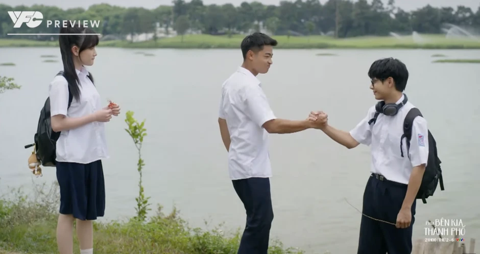 Phía bên kia thành phố - Tập 11: Ông ngoại Khuê xuất hiện, bà Xuân bất ngờ bị người đàn ông lạ mặt quấy rối Phía bên kia thành phố - Tập 11: Ông ngoại Khuê xuất hiện, bà Xuân bất ngờ bị người đàn ông lạ mặt quấy rối